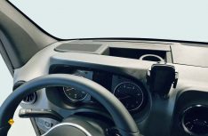 Für den neuen Mercedes-Benz Sprinter bietet Jehnert ein Sound System an, das mit oder ohne Verdunklungsrollo an der Frontscheibe funktioniert. (Foto: Jehnert)