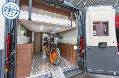 Mit dem Davis 630 bringt Campingbus-Spezialist einen kompakten Van mit Motorrad-Garage und Hubbett im Heck. (Foto: Karmann)