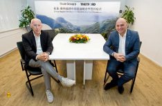 Filip van der Linden Managing Director von Thule (links) und Thetford CEO Stéphane Cordeille haben eine strategische Partnerschaft für den chinesischen Wohnmobilmarkt vereinbart. (Foto: Thetford)