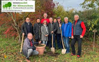 Die zehn Gründungsmitglieder des Vereins bei der symbolischen Pflanzung eines ersten Baumes anlässlich der Gründungsversammlung am 23. November 2019. (Foto: WOHNmobil Klimaschutz)
