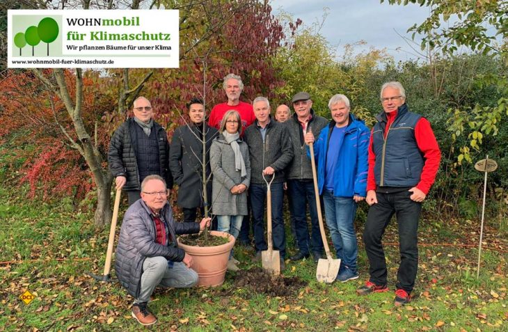Die zehn Gründungsmitglieder des Vereins bei der symbolischen Pflanzung eines ersten Baumes anlässlich der Gründungsversammlung am 23. November 2019. (Foto: WOHNmobil Klimaschutz)