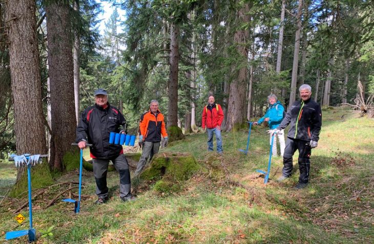 Mitglieder des Vereins WOHNmobil für Klimaschutz e.V. haben am 14. Mai 2021 die 300 von Verein gespendeten Bäume (Tannen und Lärchen) im Bergwald bei Eschenlohe/Bayern gepflanzt. (Foto: Wohnobil für Klimaschutz)